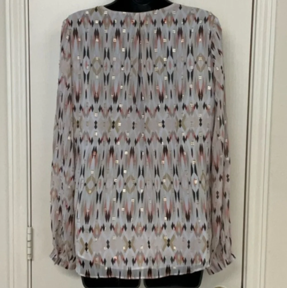 White‎ House Black Market Blouse Size 8 Sheer Split Sleeve V-Neck Printed Top - Picture 3 of 6